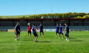 Un momento del entrenamiento del Recre en las instalaciones de Tajonar. / Foto: www.recreativohuelva.com.