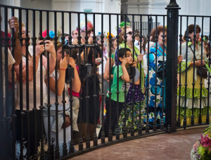 Los romeros se agolpan para ver a la Virgen. / Foto: J. Norte.