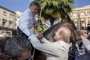 Rodríguez saluda a  Francisco Millán.