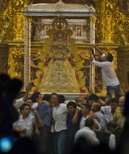 La Virgen del Rocío es bajada por los almonteños de su presbiterio. / Foto: j. 