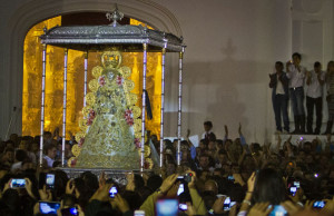 Miles de personas esperaban a la Virgen en la explanada exterior de la ermita. / Foto: J. Norte