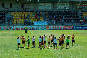 Jugadores y técnicos aplauden al público al final del partido. / Foto: @SanRoqueLepe.