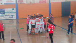 Los jugadores del Smurfit Kappa celebran la permanencia. / Foto: @LaPalmaFS.