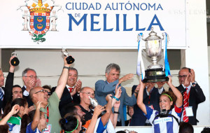 Momento para la historia, Patri Gavira recoge la Copa de manos de Ángel María Villar. / Foto: @Rfef Eidan Rubio.