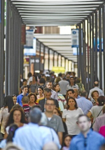 Viandantes al cobijo de la sombra del entoldado.