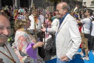 El alcalde de Huelva saluda a la Hermana Mayor de Emigrantes.