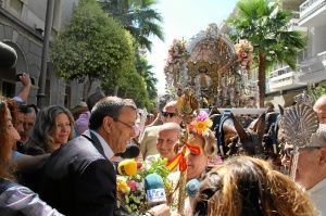 Momento de la ofrenda floral al Simpecado de Emigrantes en la Diputación de Huelva.