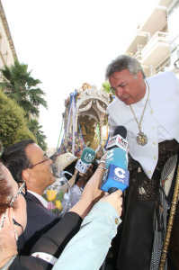 Caraballo saluda el hermano mayor de la Hermandad de Huelva.