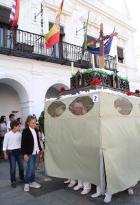 Los pequeños han paseado su Cruz de Mayo.