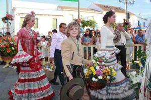 Flores y alimentos fueron presentados a San Isidro.