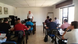 Alumnos del curso de piloto de drones en clase.