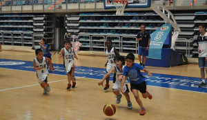 Los niños se divirtieron en la fiesta del baloncesto que cerró la temporada de las escuelas del Ciudad de Huelva.