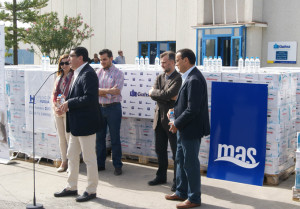 Acto de entrega de las botellas de agua.