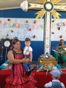 Los pequeños han depositado los ramitos de flores en la Santa Cruz.