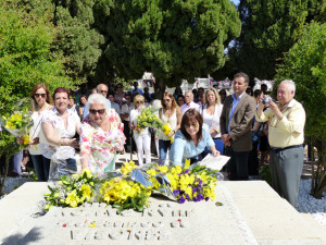 Ofrenda floral en la tumba de Juan Ramón.