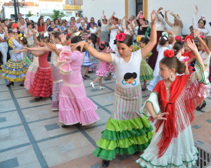 Las niñas amenizan las cruces con sus bailes.