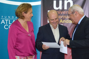 Ramón Fernández, director de HBN, recoge el premio de manos de Yolanda Pelayo y Antonio de Vega.