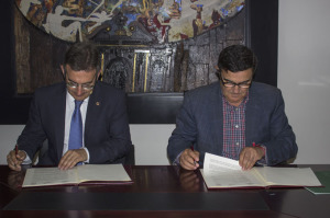 Francisco Ruiz y Vicente Zarza firman el acuerdo de colaboración.