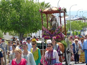 La Virgen del Carmen en el camino hacia su ermita. 