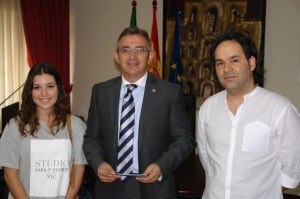 El rector de la UHU con los ganadores del certamen.