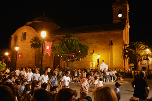 La calle de la Iglesia se llena de alosneros para disfrutar de los ensayos