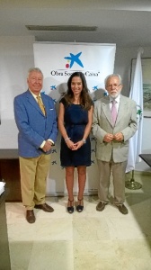 De izquierda a derecha: D. Jose Luis García Palacios, presidente AECC Huelva; Dª Rocío Pizarro, directora de Área de Negocios de “la Caixa” en Huelva; y D. Jaime de Vicente Nuñez, secretario de AECC Huelva.