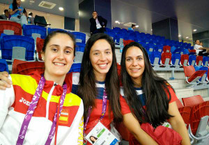 Clara Azurmendi, bronce en el torneo femenino, Laura Molina y Haideé Ojeda, diploma con el quinto puesto en dobles, animaron a Abián. / Foto: @COE_es.