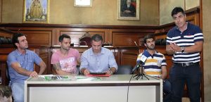 Un momento de la presentación del I Campus Educativo de Fútbol Base 'Cifu', en el Salón de Plenos del Ayuntamiento de Bollullos.