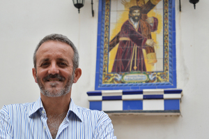 José Luís Borrero ante el azulejo del Nazareno