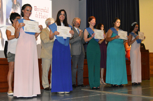 Alumnas mostrando sus diplomas