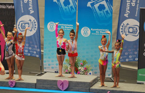 La presencia de las niñas del Gimnasia Rítmica Huelva en el podio fue algo habitual.