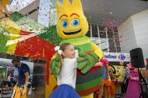 La mascota 'Superhache' junto a Gema Banda (Huelva, 5 años), ganadora del concurso de dibujo infantil que la creó. 