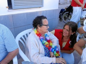 Una voluntaria anima a una de las residentes.