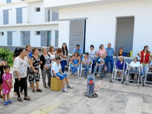 Una pequeña hoguera era testigo de todas las historias que las personas mayores iban contando. 