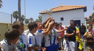 Alegría de los prebenjamines de la Punta del Caimán con el trofeo conquistado.