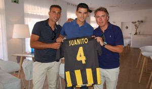 Juanito, en el centro, junto a sus ayudantes, Pepe Losada -derecha- y Manuel Robles Peña. / Foto: www.sanroquedelepe.com.