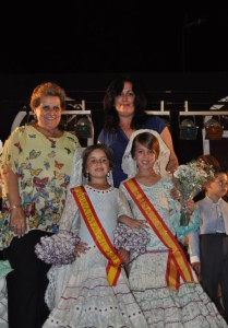 La reina infantil Carlota Salas y la saliente, Raquel Zamudio.