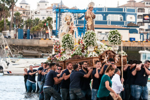 Los ayamontinos portan las imágenes de la Virgen del Carmen y San Antonio de Padua. / Foto: Javi Losa.