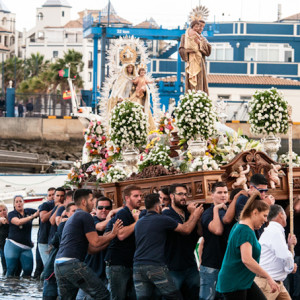 Los ayamontinos portan las imágenes de la Virgen del Carmen y San Antonio de Padua. / Foto: Javi Losa.