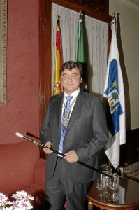 Gabriel Cruz con el bastón de mando.