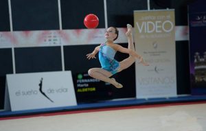 Marta Fernández, en un momento del ejercicio con pelota.