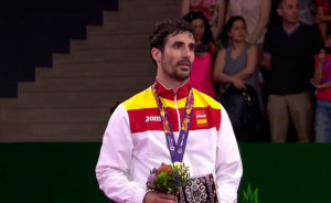 Pablo Abián, en el podio con su medalla de oro. / Foto: @COE_es.