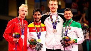 Pablo Abián, junto a los otros medallistas del torneo individual masculino de bádminton en Bakú.