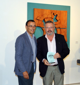 Caraballo entregó el Premio Huelva de Periodista al representante de 'Los Reporteros'.