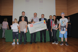 Una representación del Colegio V Centenario recogió el premio. / Foto: Guillermo Sotelo