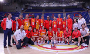 La selección española de baloncesto, con el trofeo logrado en Logroño, previo a su viaje a Huelva. / Foto: www.feb.es.
