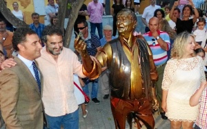 El escultor Chiqui Díaz y el alcalde de Moguer junto a la escultura. 