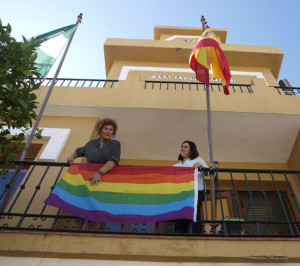 Colocación de la bandera arcoíris en la fachada del Ayuntamiento.