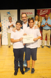 Entrega del primer premio de segundo ciclo.