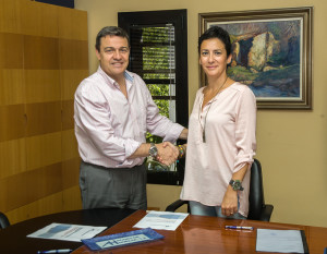 Manuel Pérez y Nuria Orta firmaron el convenio.